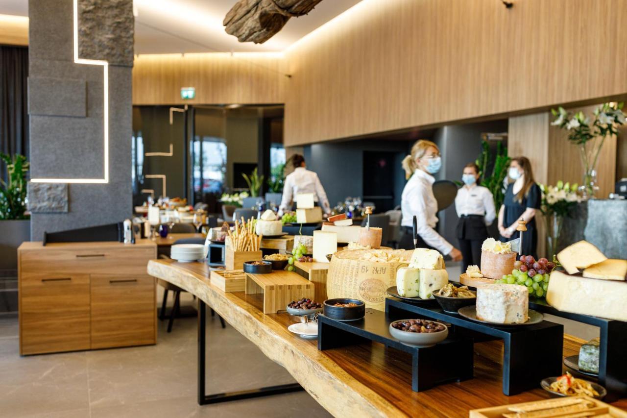 Qosmo Brasov Hotel Ngoại thất bức ảnh