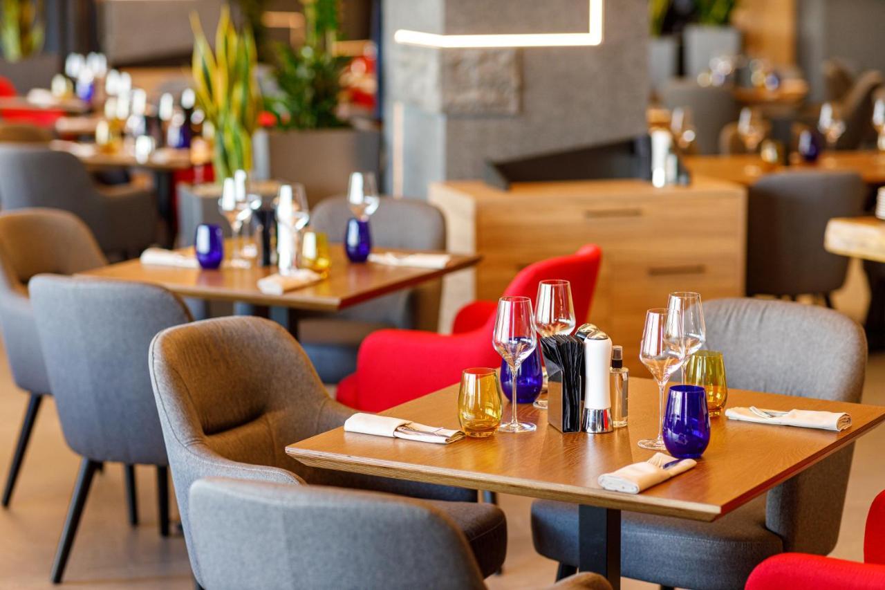 Qosmo Brasov Hotel Ngoại thất bức ảnh