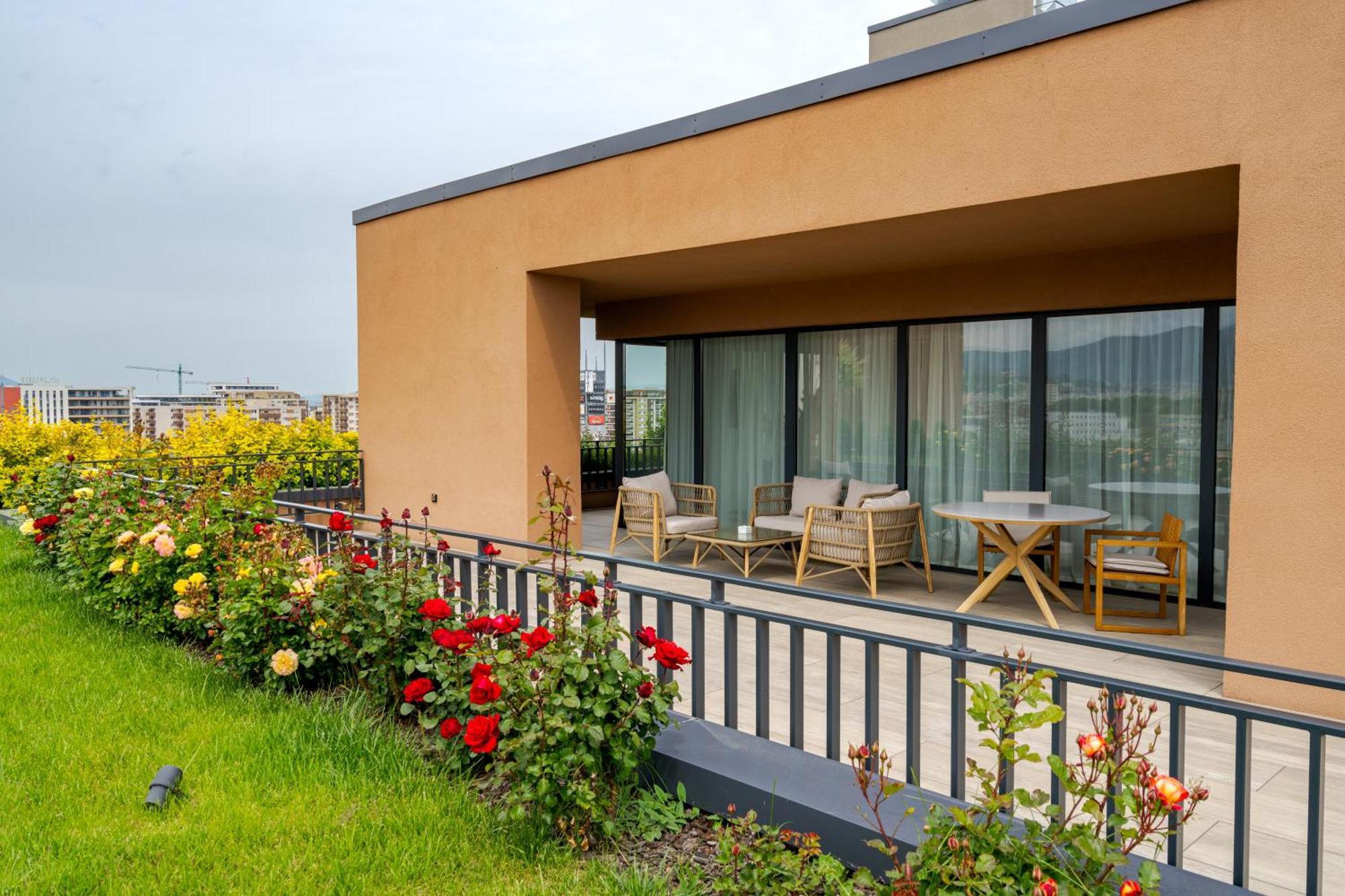 Qosmo Brasov Hotel Ngoại thất bức ảnh
